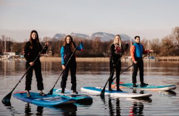 W3A2829 un groupe de personnes sur des planches de stand up paddle sur un lac